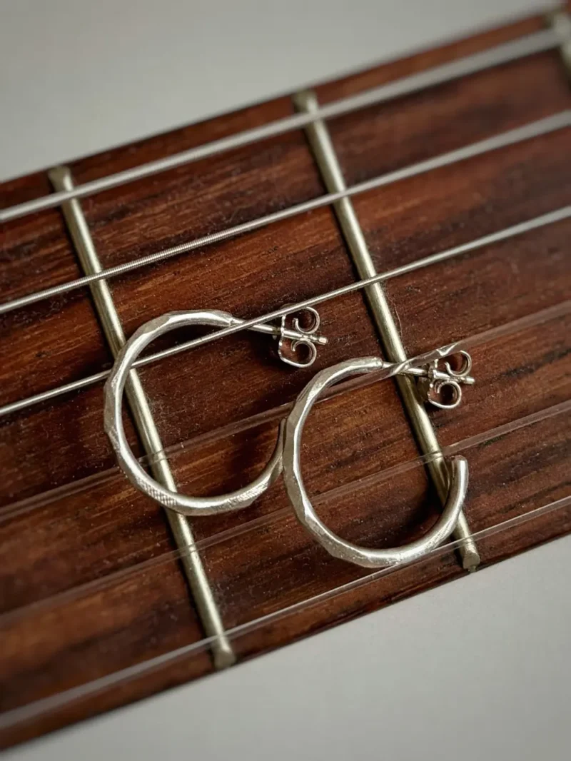 Silberner Ohrschmuck Heidi Creolen auf Gitarre
