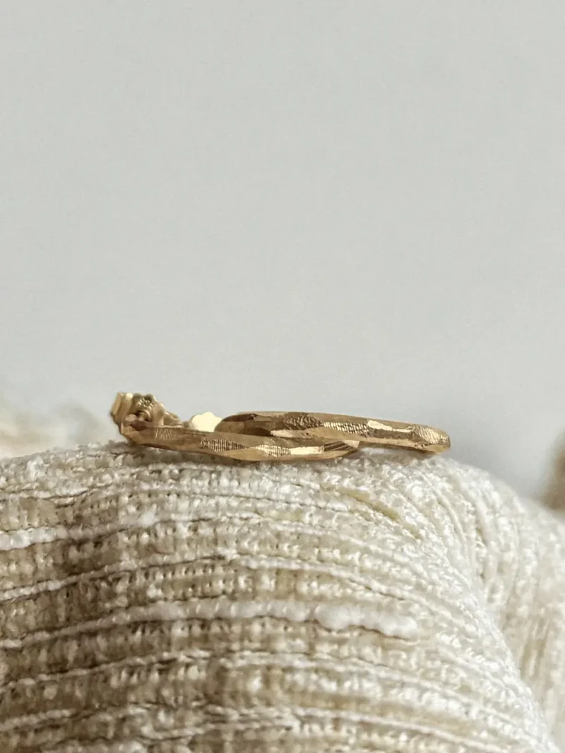 Heidi Creolen - vergoldeter Ohrschmuck mit Berg und Tal Struktur