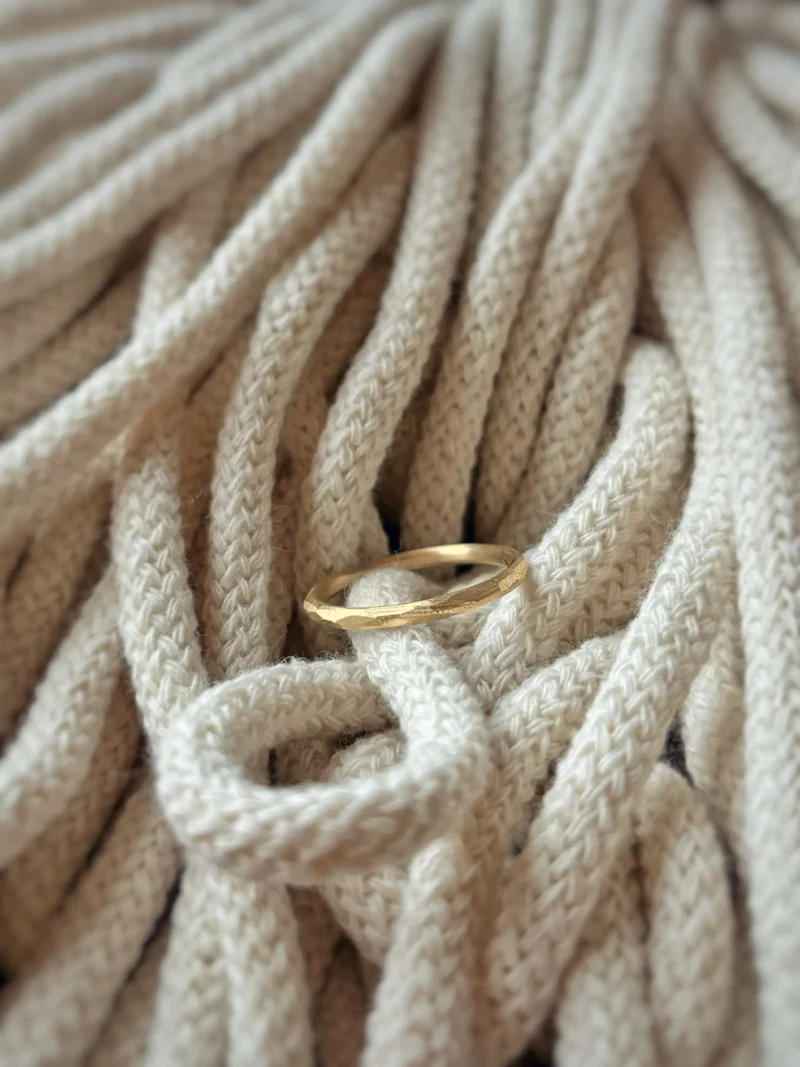 Heidi Ring aus Gelbgold - gefeilte Struktur