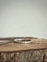 Handgefertigter Silberring aus Plättchen mit mattem Finish