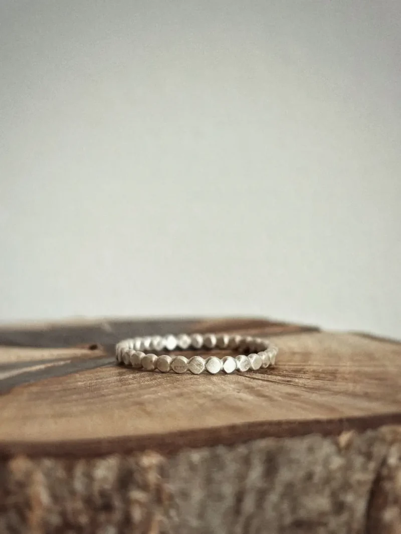 Handgefertigter Silberring aus Plättchen mit mattem Finish