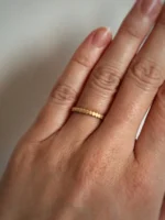Sanft matter Ring aus Plättchen gefertigt aus sattgelbem 750 Gold
