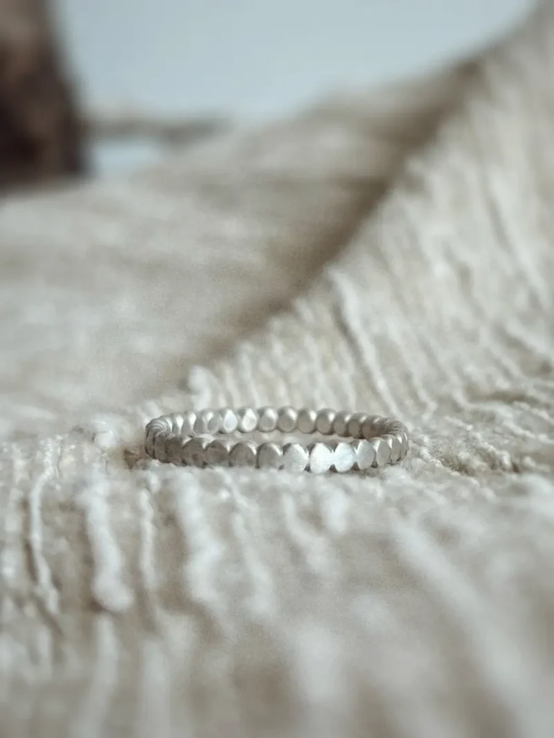 Feiner und matter Silber Ring mit flachen Kugeln