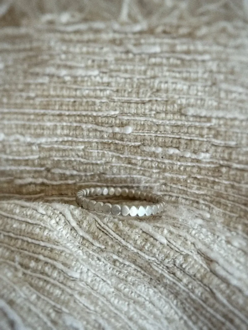 Fein matter Silber Ring mit flachen Kugeln