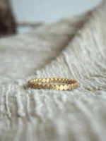 Handgefertigter Goldring aus Plättchen mit mattem Finish