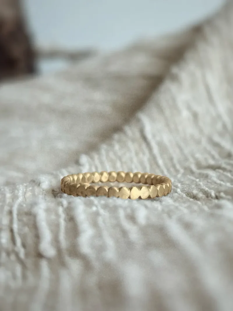 Handgefertigter Goldring aus Plättchen mit mattem Finish