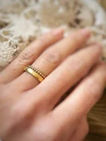 Luota Kugelring aus Gelbgold als Vorsteckring zu Ehering getragen