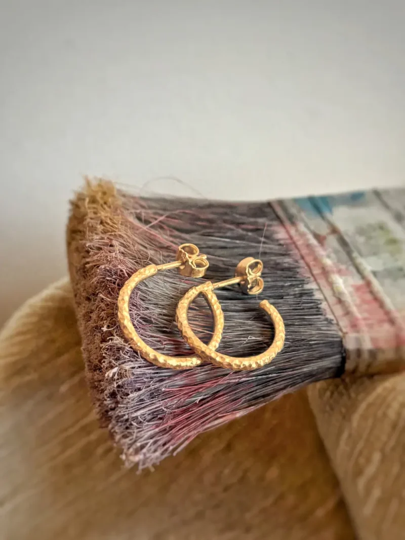 Gelbe Creolen Luna auf Pinsel