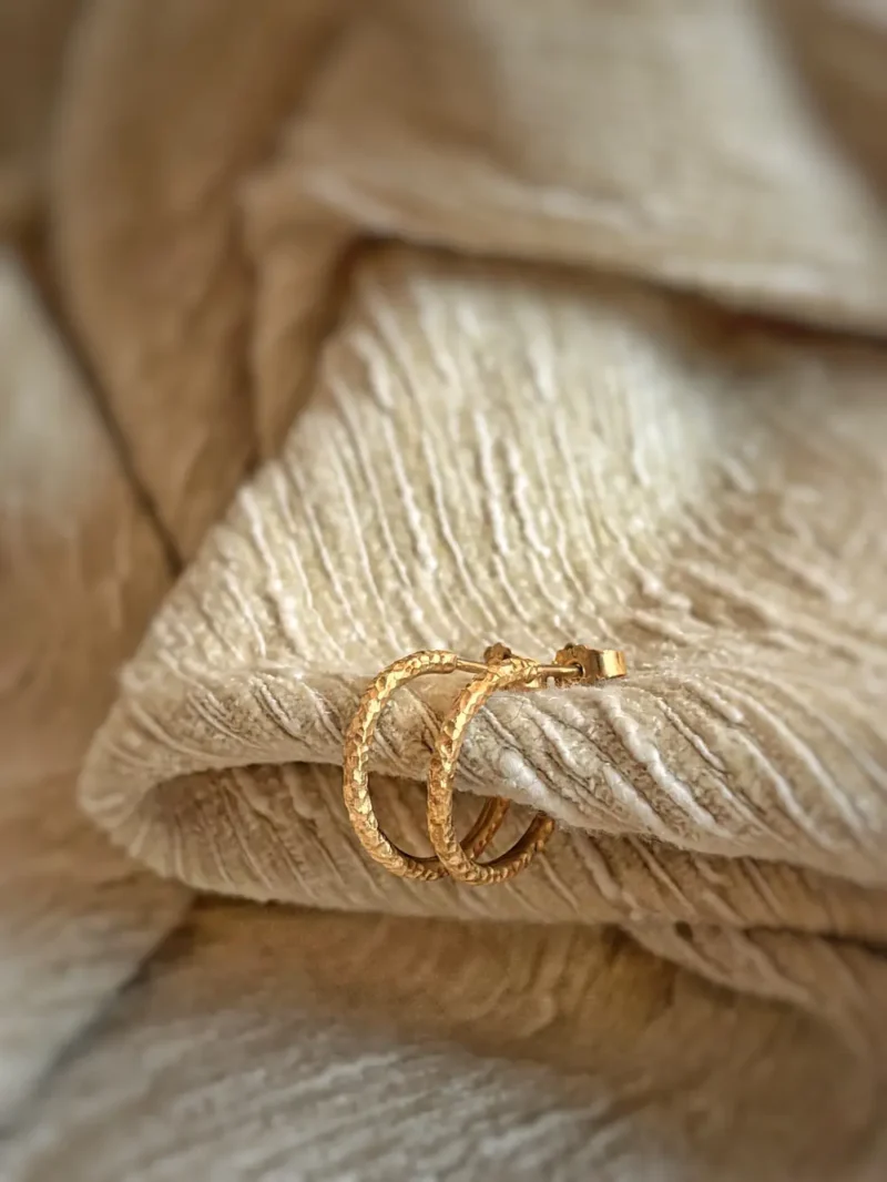 Goldene Luna Creolen auf Stoff