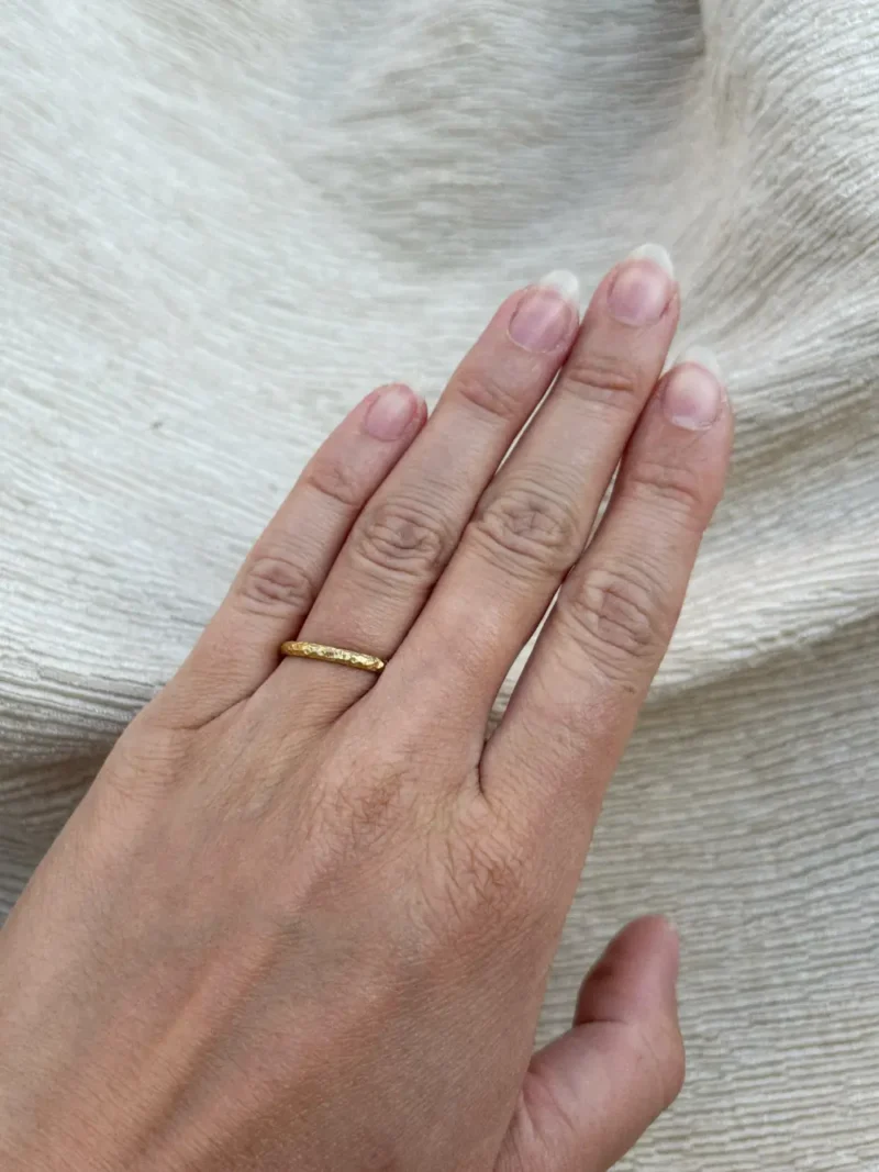 Schmaler Ring für Frauen mit Mondoberfläche - funkelndes Gold