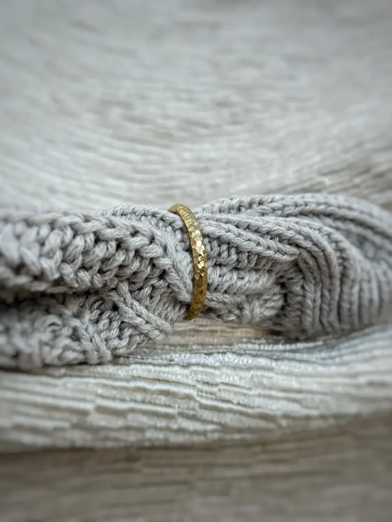 Schmaler Frauen Ring funkelndes Design aus Gold