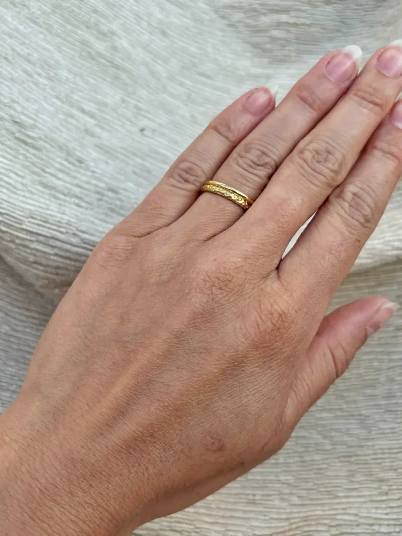 Mondring Ehering an Frauen Hand mit poliertem Vorsteckring