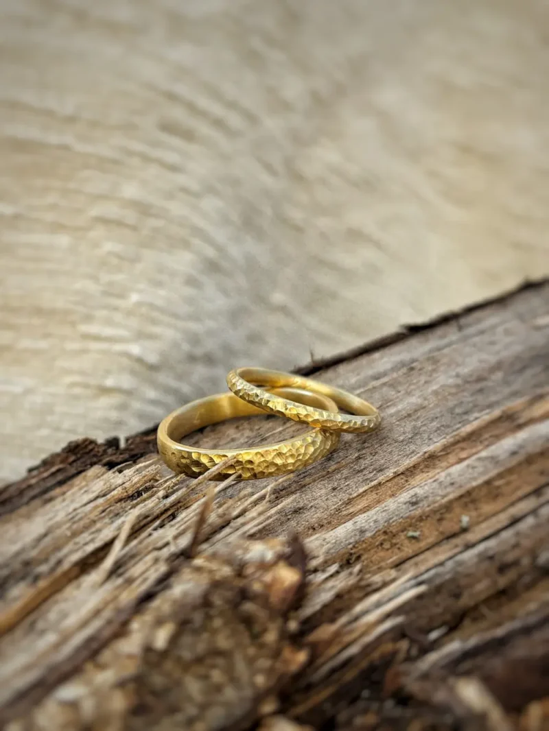 Mondringe - Eheringe mit einzigartiger Struktur aus Gold