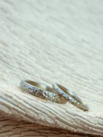 Platin Eheringe mit Mond Oberfläche - schimmernd und funkelnd