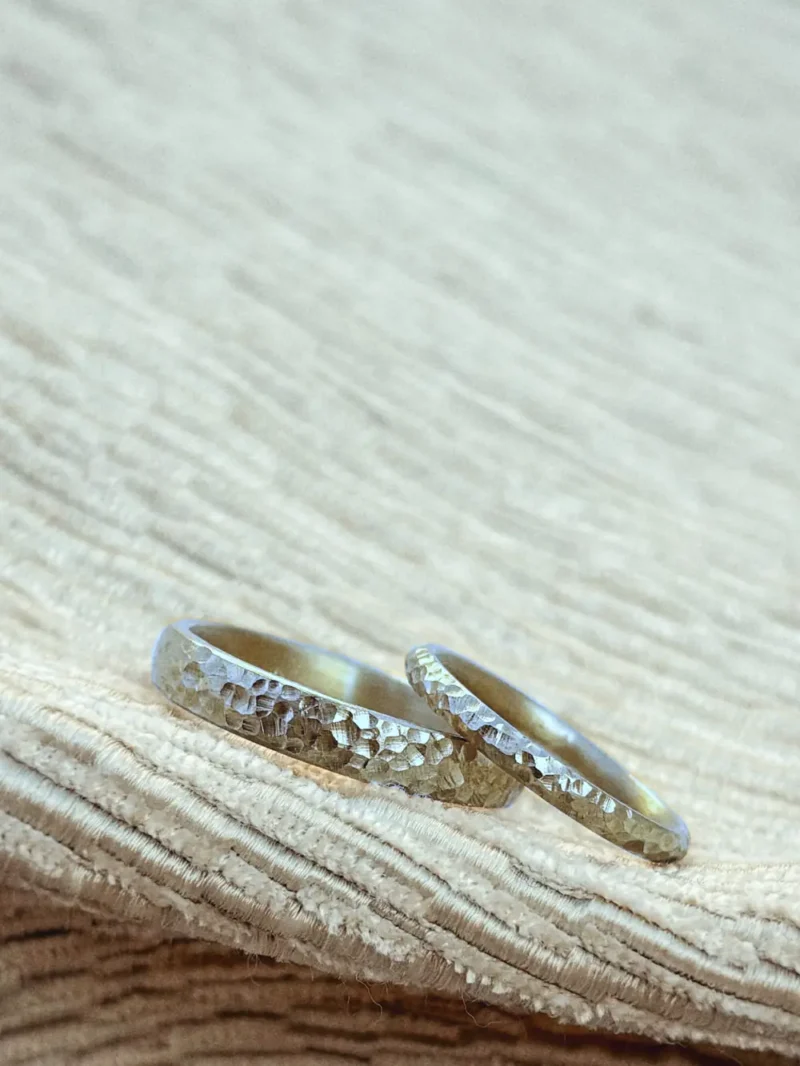 Platin Eheringe mit Mond Oberfläche - schimmernd und funkelnd