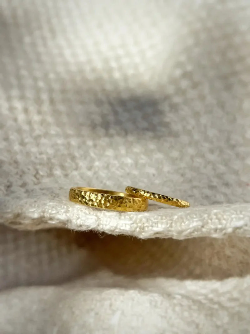 Gold Eheringe mit aufwändiger Mond Struktur