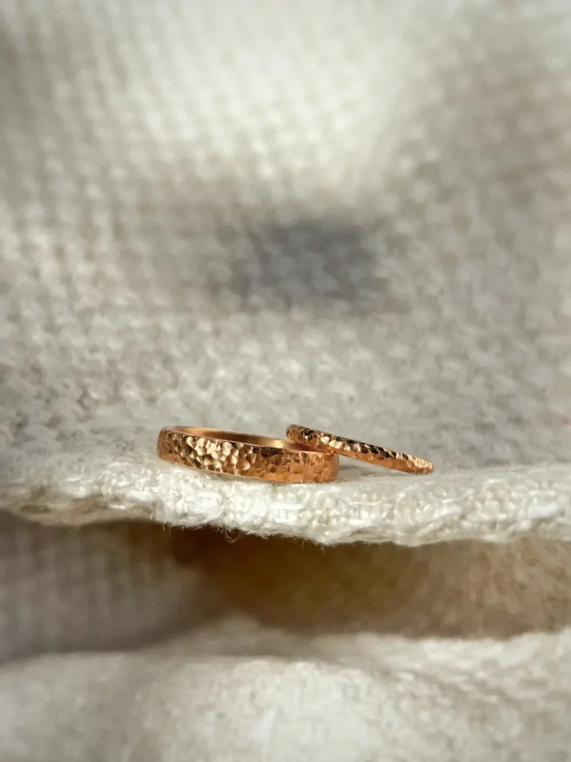 Rote Mond Eheringe auf Stoff