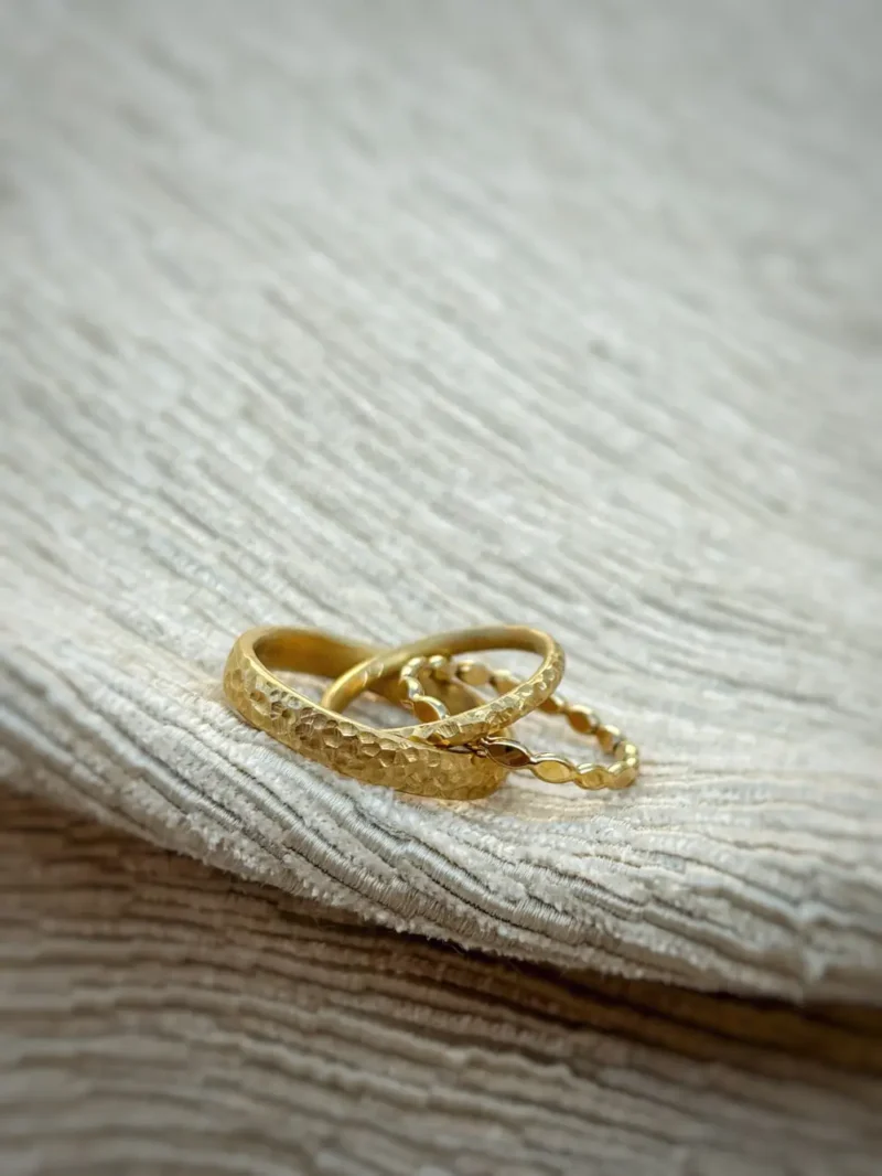 Aufwändig gearbeitete Goldringe mit Mond Oberfläche und Vorsteckring Wilma aus sattem 750 Gelbgold