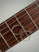Silber Creolen klein - Pina auf Gitarre