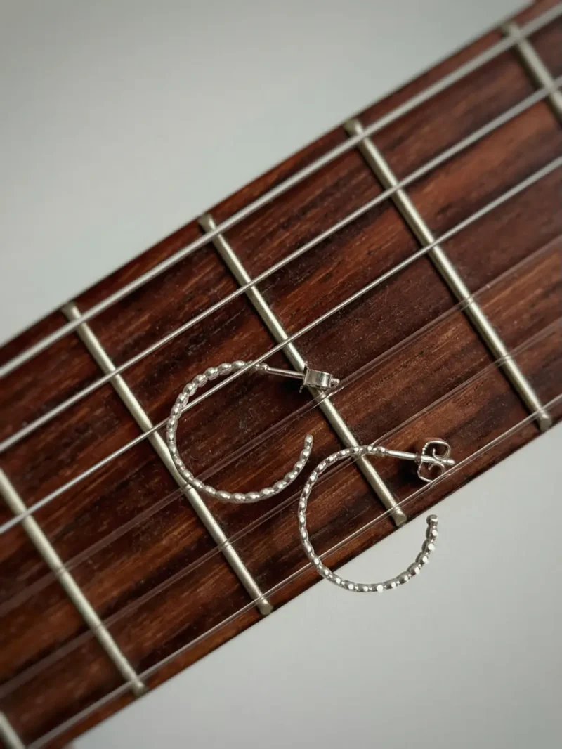 Silber Creolen klein - Pina auf Gitarre