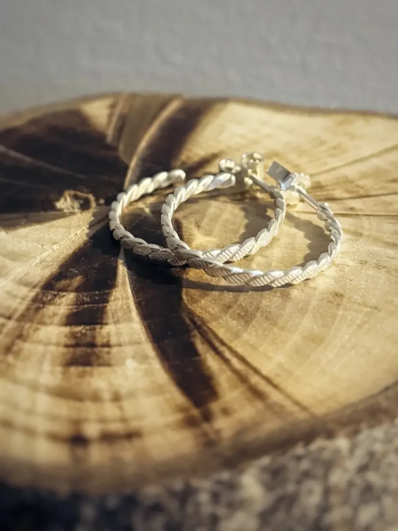 Silberne Creolen Ohrstecker aus flachem Kordeldraht