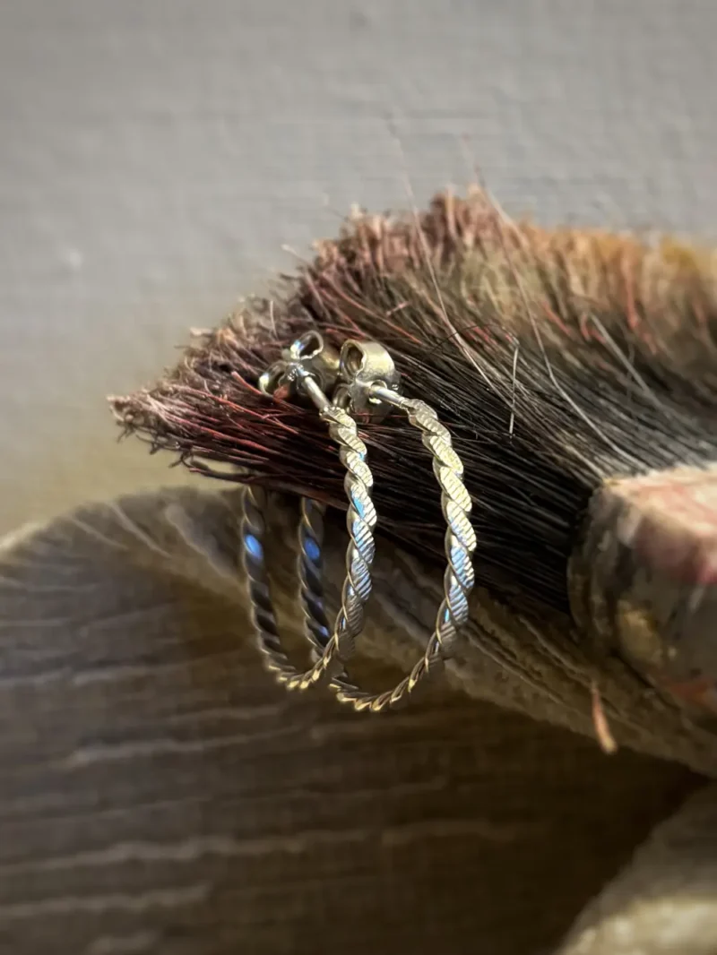 Ohrschmuck aus Kordeln mit handwerklichem Design