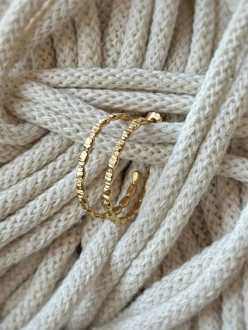 Vergoldete Ohrstecker Creolen Walda mit Hammerschlag