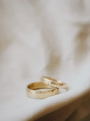 Mosaik - Trauringe mit klassischem Hammerschlag