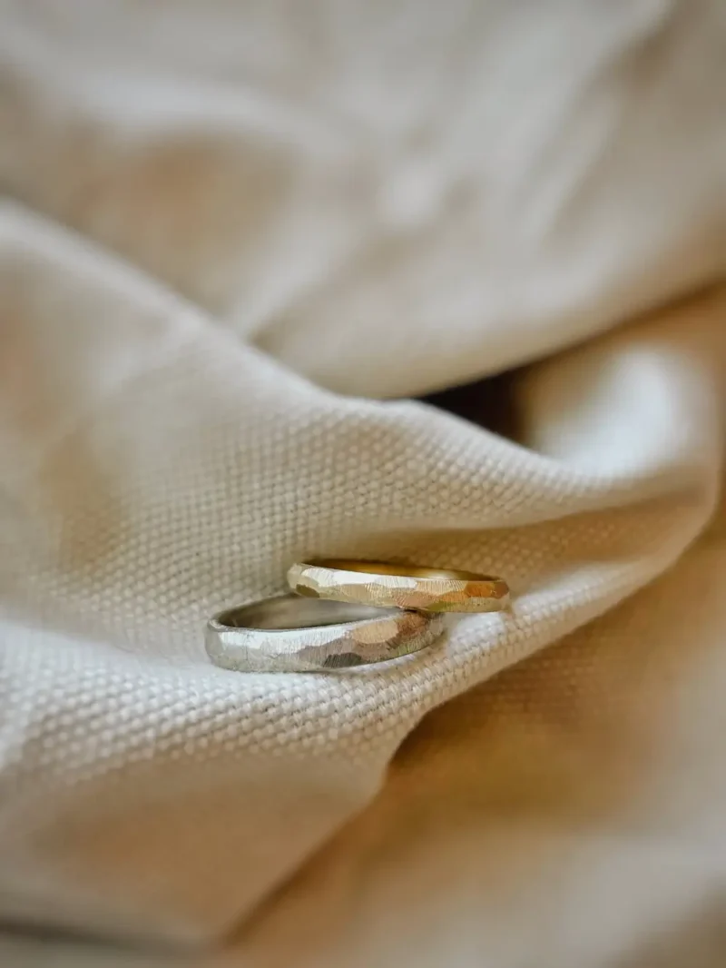 Berg und Tal - organisch gefeilte Trauringe