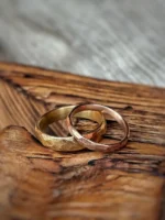 Berg und Tal Eheringe mit bergiger Struktur - warme Gold Farbtöne