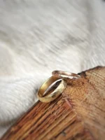 Berg und Tal Eheringe mit bergiger Struktur - gelbes und rotes Gold