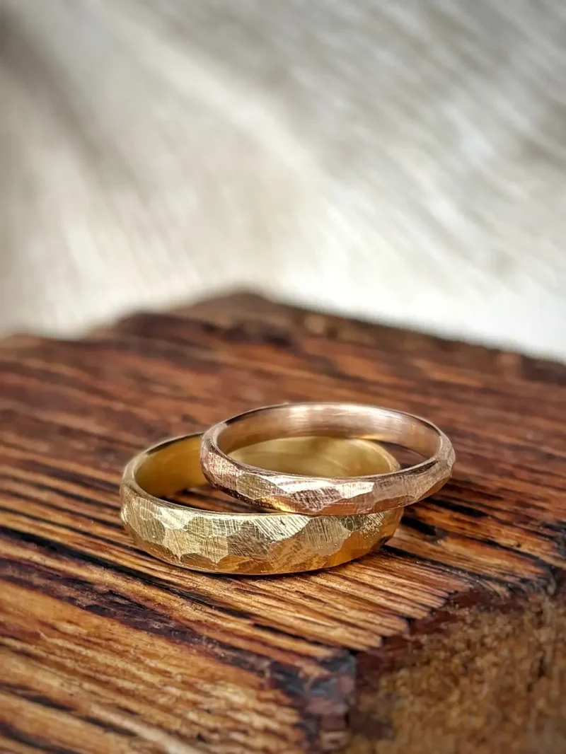 Langlebige und besondere Gold Eheringe gelb und rot