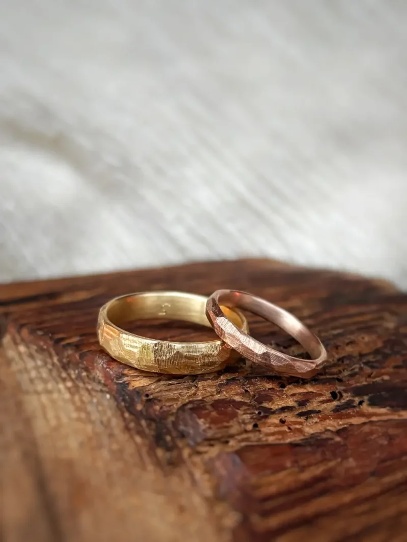 Langlebige und robuste Gold Eheringe gelb und rot