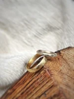 Robuste Eheringe aus gelbem Gold und warm weißem Gold mit handwerklicher Gestaltung
