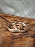 Berg und Tal Eheringe aus verschiedenen Edelmetallen