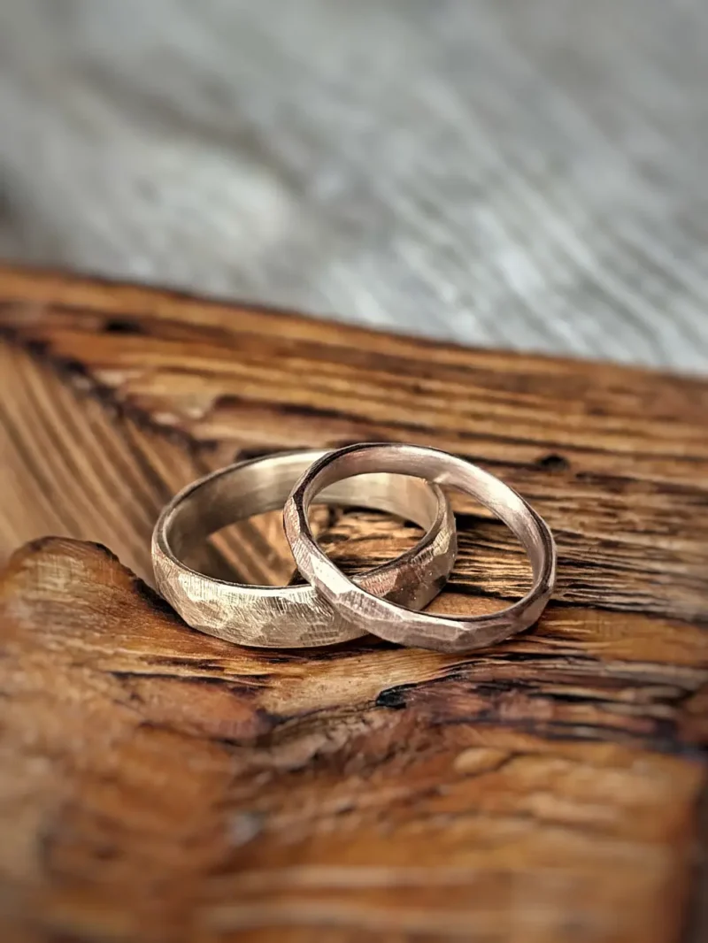 Berg und Tal Eheringe aus verschiedenen Edelmetallen