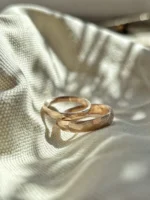 Berg und Tal Eheringe aus Rotgold - Licht und Schatten