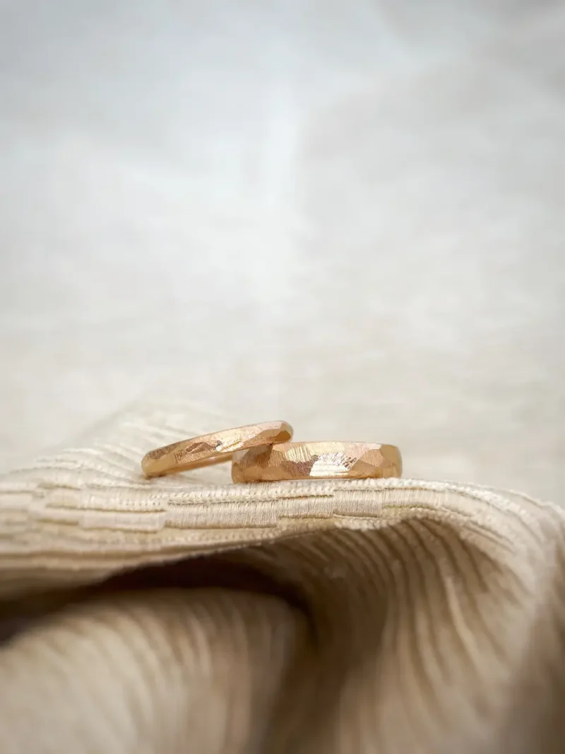 Berg und Tal Eheringe aus Rotgold - warmer Farbton und organische Formen