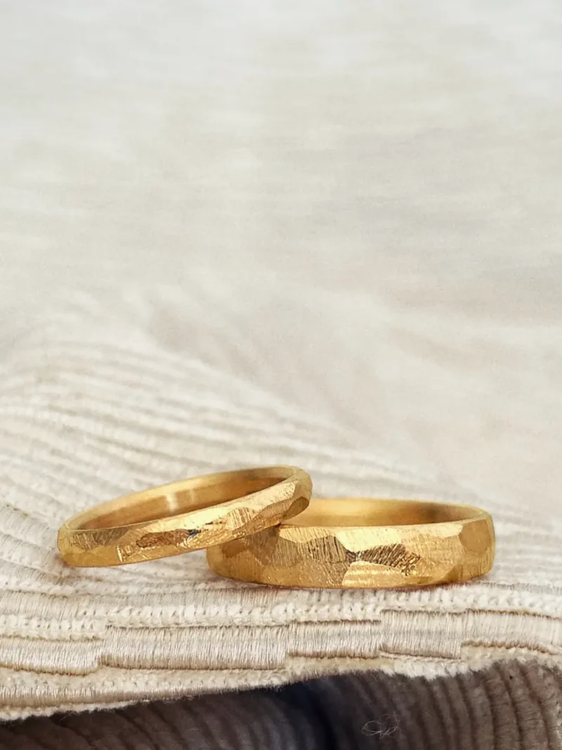 Satte Goldfarbe bei Eheringen mit gefeiltem Design