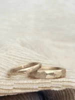 Creme Weißgoldene Berg und Tal Eheringe auf Stoff