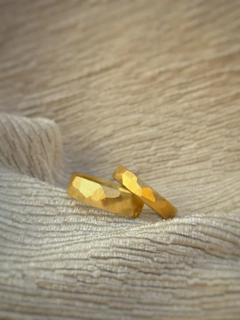 Eheringe aus Gold mit starken Facetten - wie Hammerschlag