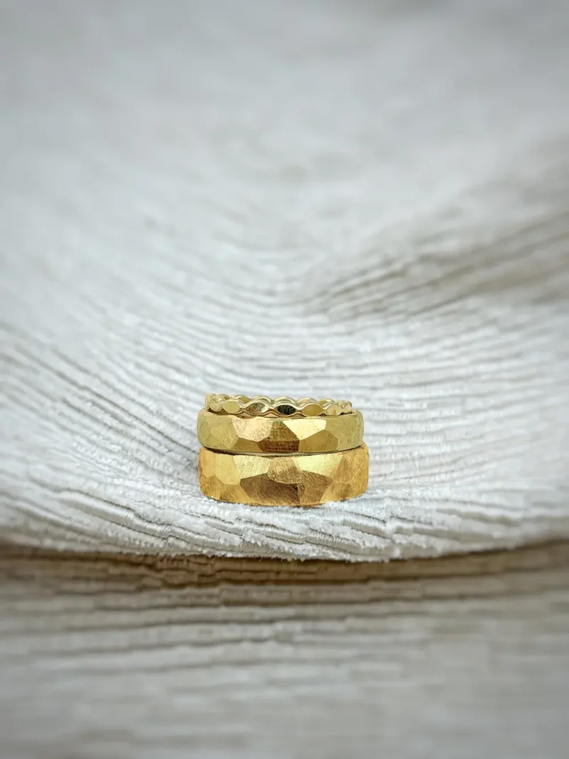Facettenreich - gefeilte, breite Eheringe aus Gelbgold mit gelbem Wilma Vorsteckring