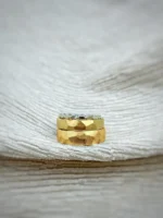 Facettenreich - gefeilte, breite Eheringe aus Gelbgold mit weißem Wilma Vorsteckring