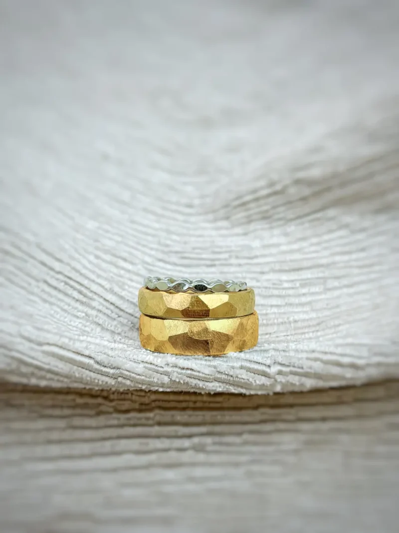 Facettenreich - gefeilte, breite Eheringe aus Gelbgold mit weißem Wilma Vorsteckring