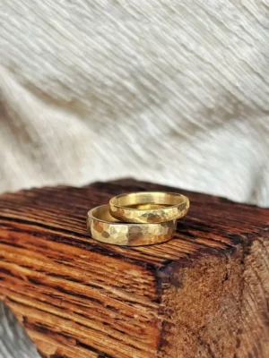 Goldene Trauringe mit Schmiede Struktur