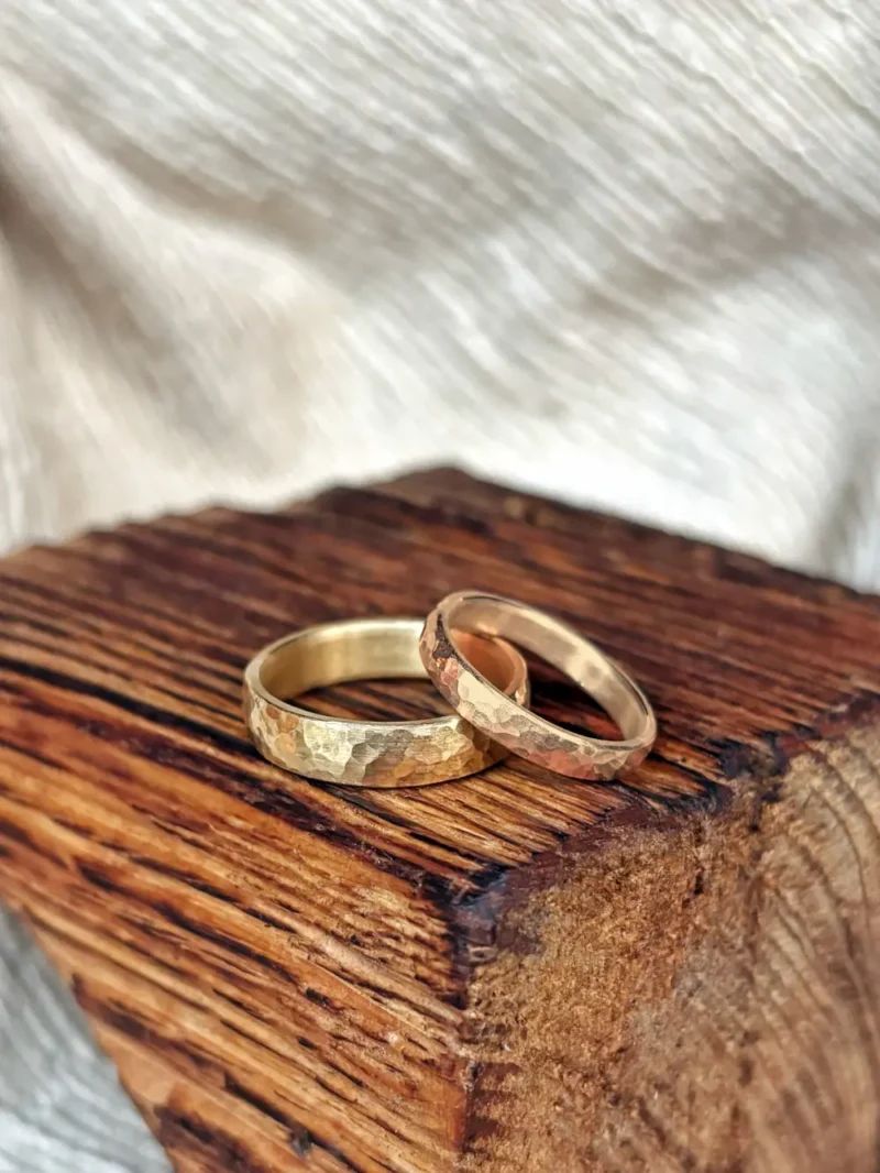 Gelbgold und Rotgold - zwei Hammerschlag Eheringe aus unterschiedlichen Edelmetallen