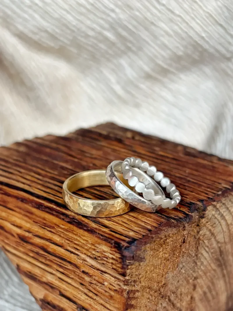 Goldener Hammerschlag Ehering mit zwei Platinringen