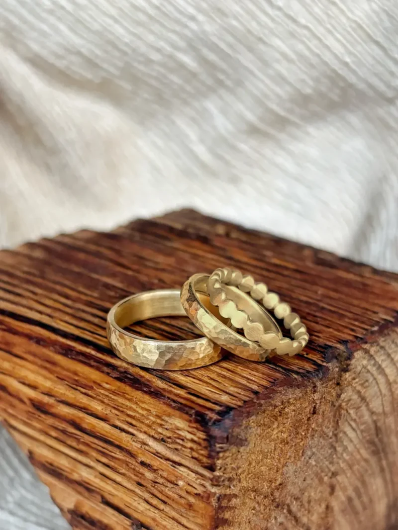 Goldene Trauringe mit Hammerschlag mit mattem Vorsteckring aus Gold