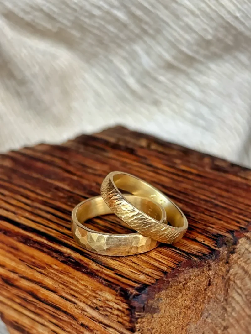 Hammerschlag - zwei verschiedene Arten auf zwei goldenen Eheringen