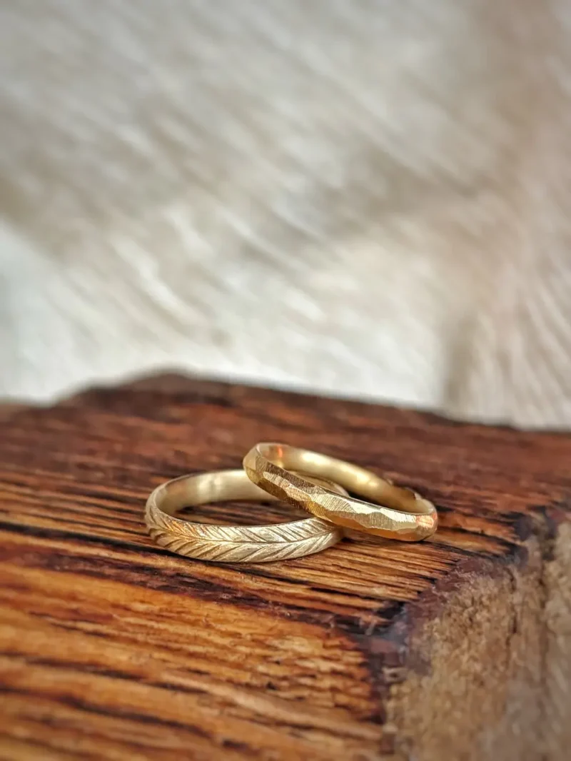 Ehering mit Muster Nadelzweig und gefeilter Berg und Tal Ehering aus Gold